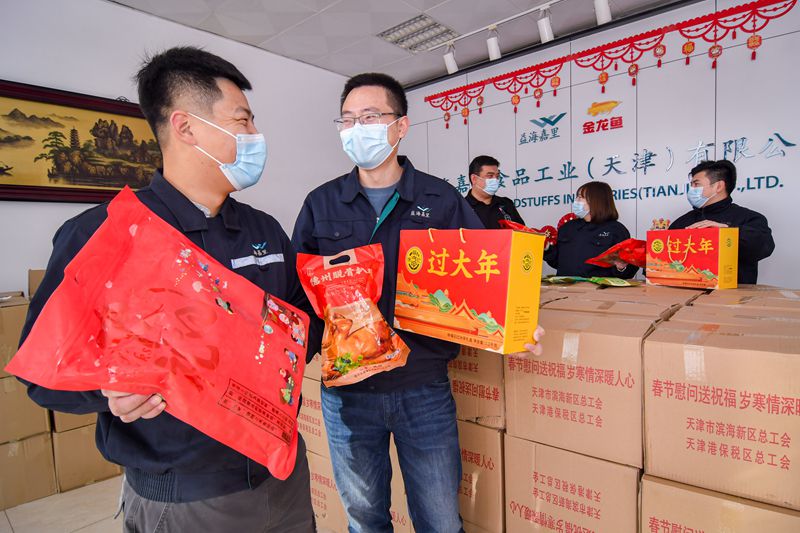 为一线职工发放年货大礼包1.jpg