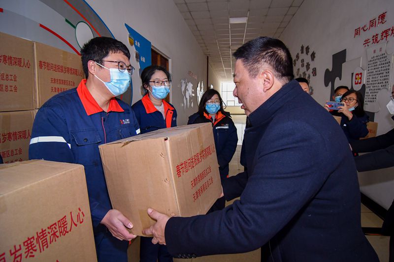 为一线职工发放年货大礼包2.jpg