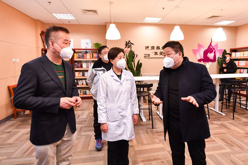 慰问核酸检测采样点位医务人员2.jpg