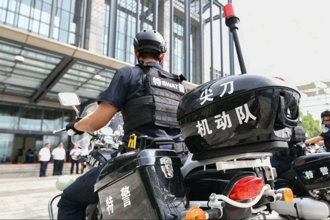 素质强,反应快"的特警"尖刀"机动队武装摩托车巡组首次亮相天津港保税
