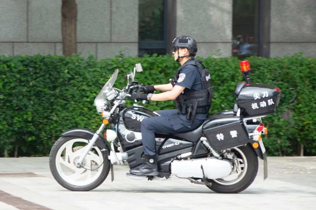 7月1日,这支"装备精,素质强,反应快"的特警"尖刀"机动队武装摩托车巡